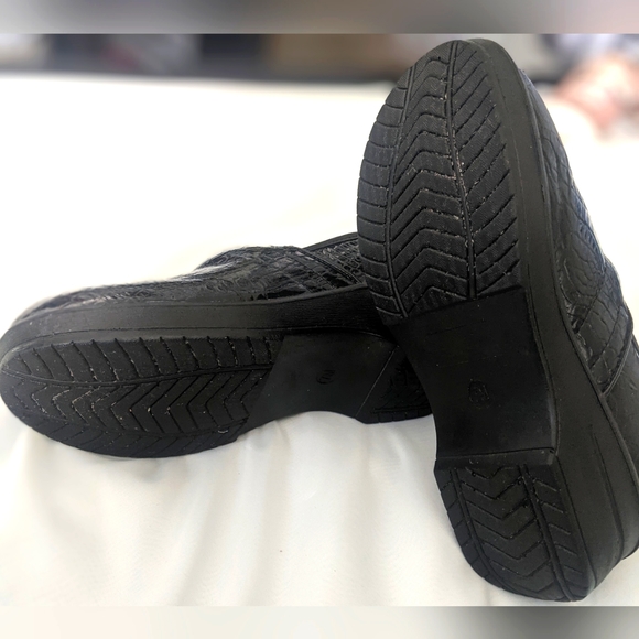 Air Flex Textured Clogs - Picture 4 of 5